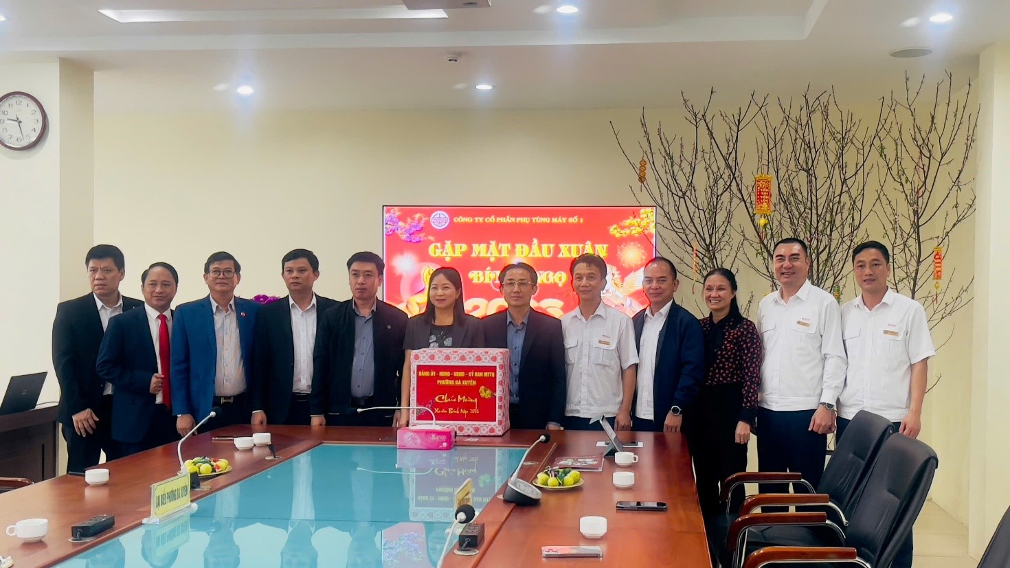  ĐOÀN CÔNG TÁC CỦA PHƯỜNG BÁ XUYÊN THĂM ĐỘNG VIÊN CÔNG TY FUTU1 ĐẦU XUÂN NĂM MỚI 202